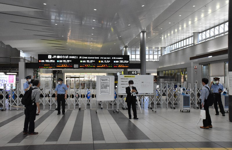終日運転見合わせとなり、閉鎖されたJR在来線改札=広島市のJR広島駅で2021年7月8日午前8時19分、根本佳奈撮影