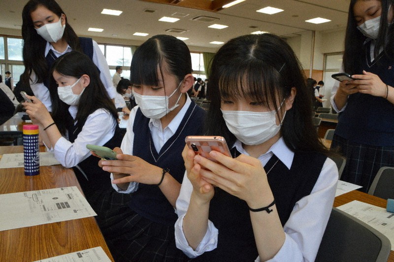 スマートフォンを使って生徒会選挙の投票をする生徒ら=茨城県つくば市並木4の県立並木中等教育学校で