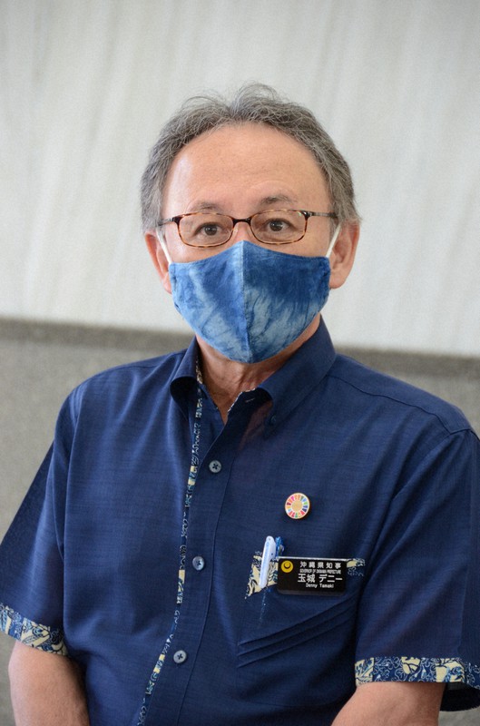 新型コロナウイルス対策の緊急事態宣言の延長方針を受け、記者団の取材に応じる沖縄県の玉城デニー知事=那覇市の県庁で2021年7月8日午前8時54分、竹内望撮影