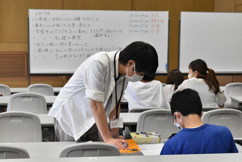 神戸みらい学習室では、大学生や大学教授、元教員らが教える=神戸市西区で2021年6月13日午後2時43分、菅沼舞撮影
