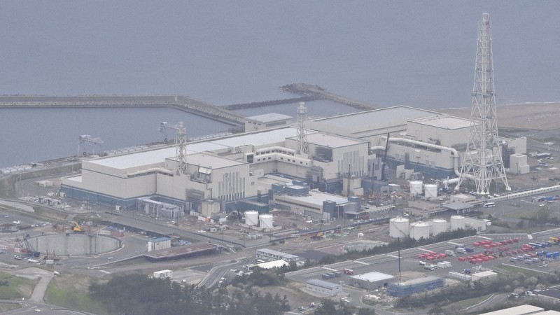 東京電力柏崎刈羽原発。左から7号機、6号機、5号機=新潟県で2021年4月、本社機「希望」から