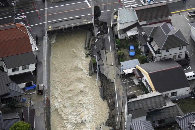 大雨の影響で護岸の道路が崩れた三津大川=東広島市で2021年7月8日午後3時24分、本社ヘリから
