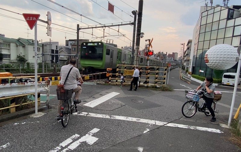 山手線に唯一残る駒込駅―田端駅間の「第2中里踏切」=東京都北区で6月9日
