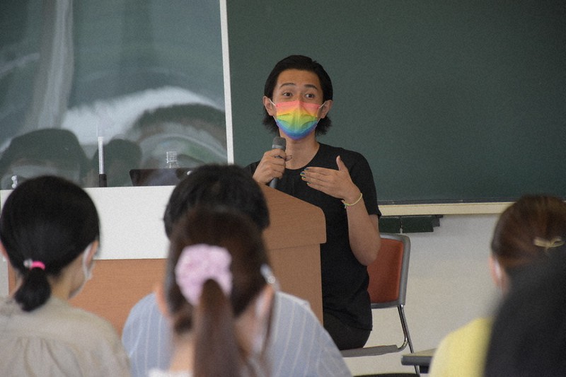 大学生にLGBTQについて話すかずえちゃん=福井県越前市の仁愛大で、横見知佳撮影