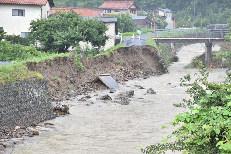 大雨の影響で堤防の一部が崩落した唐川川=島根県出雲市河下町で、小坂春乃撮影