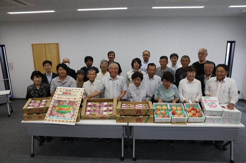 クリーンピーチの生産に取り組む生産者ら