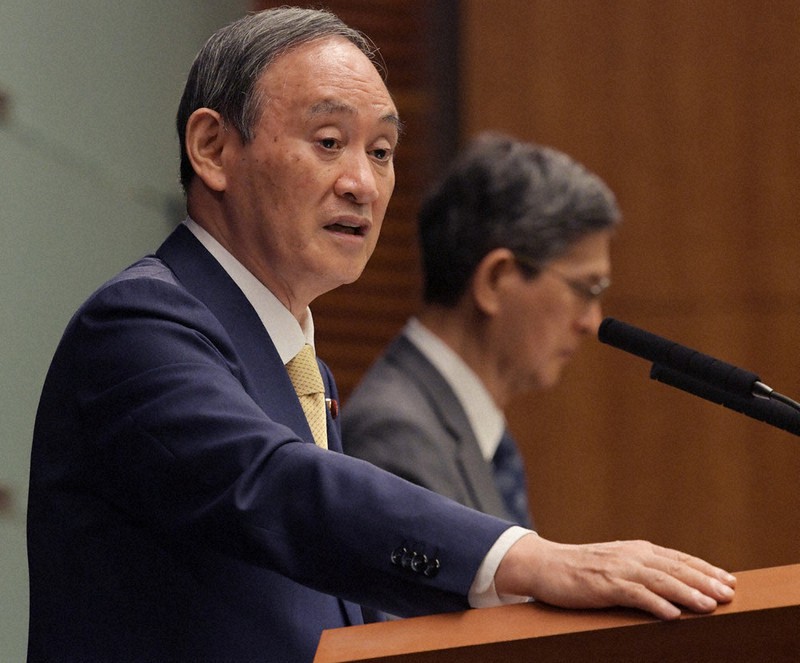 会見する菅首相=首相官邸で2021年7月8日午後7時42分、竹内幹撮影