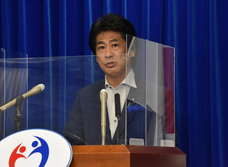 閣議後の記者会見で記者の質問に答える田村憲久厚生労働相=東京都千代田区で2021年7月9日午前10時57分、矢澤秀範撮影