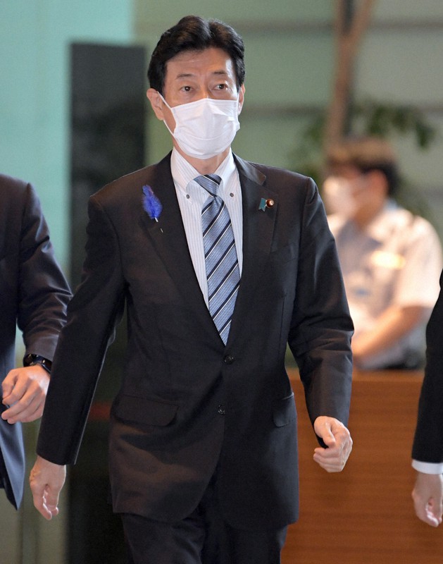 閣議に向かう西村康稔経済再生担当相=首相官邸で2021年7月9日午前9時57分、竹内幹撮影