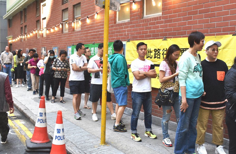 2019年11月に投開票された区議選では大勢の市民が投票所で行列を作り、民主派が圧勝した=香港・湾仔で2019年11月24日、福岡静哉撮影