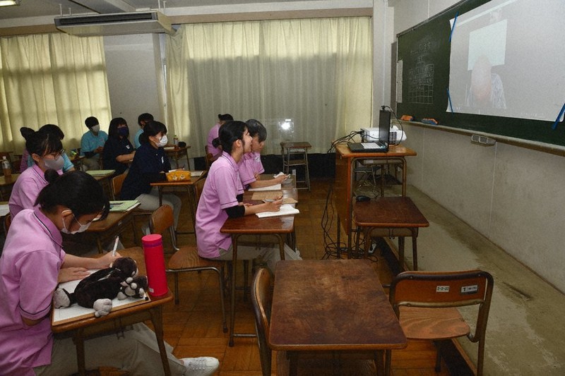 施設の高齢者と画面を通して行われたリモート実習