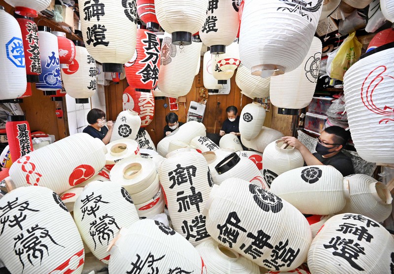 祇園祭の提灯作りが追い込みを迎え、店内に所狭しと並べられた提灯=京都市下京区で、山崎一輝撮影