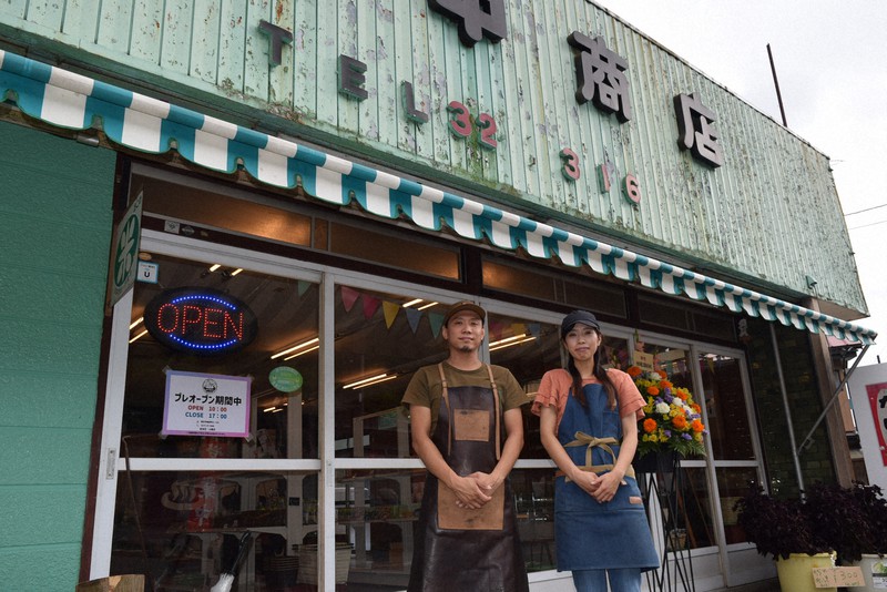 田中商店を復活させた田中沙季さん(右)と貝之瀬賢人さん=群馬県桐生市梅田町で2021年7月3日午後3時17分、大澤孝二撮影