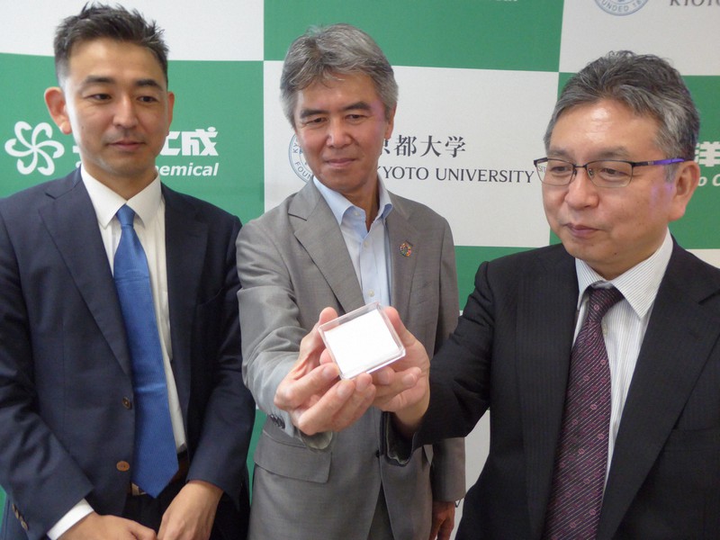 開発したスポンジ状の人工たんぱく質を手にする(右から)京大の森本尚樹教授、三洋化成の樋口章憲社長、川端慎吾グループマネージャー=京都市東山区で2021年7月9日午後2時7分、千葉紀和撮影