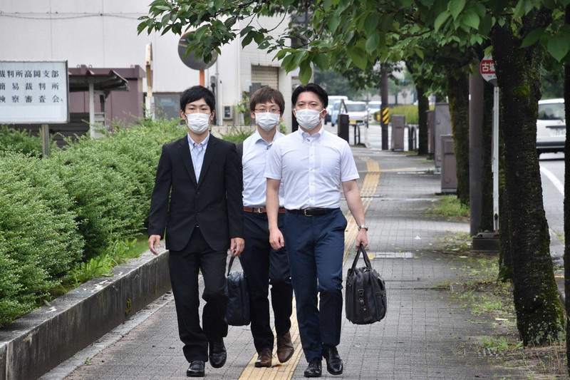 提訴するため富山地裁高岡支部に向かう、亡くなった男性の長男(左)と弁護士=富山県高岡市の同支部で2021年7月9日午前11時28分、高良駿輔撮影