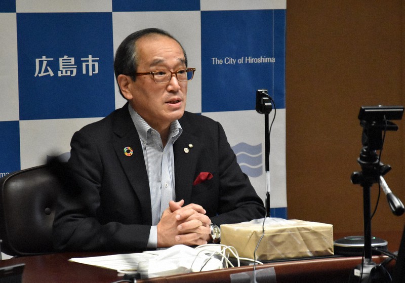 田村憲久厚生労働相に「黒い雨」被害者の救済を要望する松井一実広島市長=広島市役所で2021年7月9日午後3時25分、益川量平撮影