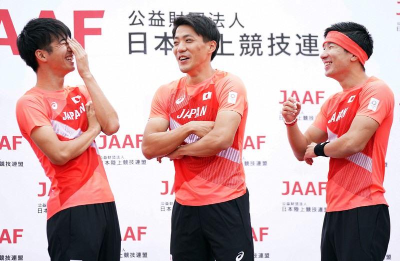 東京オリンピックに向けた男子短距離日本代表の公開練習でフォトセッションの合間に笑顔を見せる、左から多田修平、山県亮太、桐生祥秀=山梨県富士吉田市の富士北麗公園陸上競技場で2021年7月9日(代表撮影)