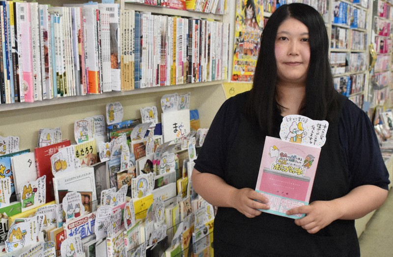木村書店のポップ担当の及川晴香さん=青森県八戸市の木村書店で2021年7月6日、南迫弘理撮影