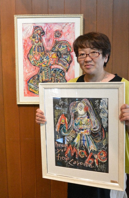 アマビエをモチーフにしたろう画を持つ山中克子さん=群馬県渋川市で2021年7月3日、庄司哲也撮影
