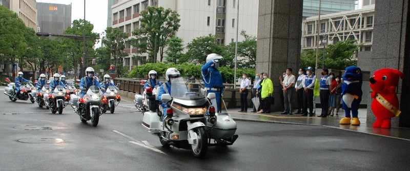 夏の交通安全運動に向けて開かれた出動式=千葉県庁前で2021年7月9日、山本佳孝撮影