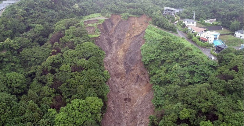 ドローンで撮影された静岡県熱海市伊豆山地区で発生した土石流の起点=3日(同県提供)