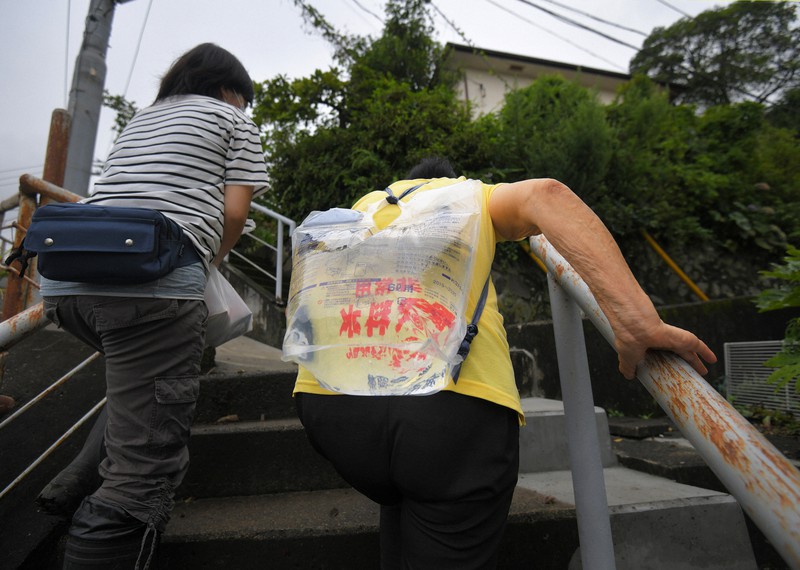 断水が続く中で生活を続けている人も多い伊豆山地区では共助の輪が広がっている=静岡県熱海市伊豆山で2021年7月9日午前11時37分、手塚耕一郎撮影