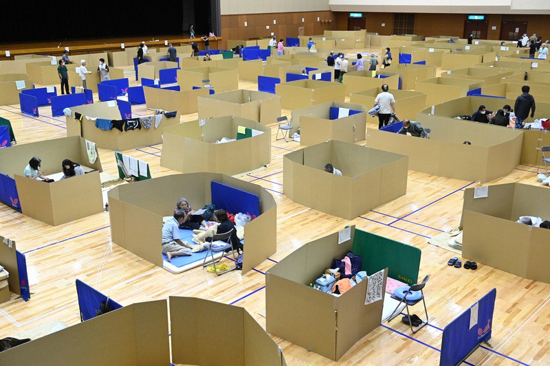 九州豪雨により段ボールで仕切られた避難所の体育館で過ごす高齢者ら=熊本県八代市で2020年7月7日午後4時12分、徳野仁子撮影