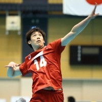 柔軟性を生かした自在なスパイクが石川祐希の持ち味。日本代表の中垣内祐一監督は「ネット際の魔術師」と表現する＝東京都北区の「味の素ナショナルトレーニングセンター」で2019年5月10日、佐々木順一撮影