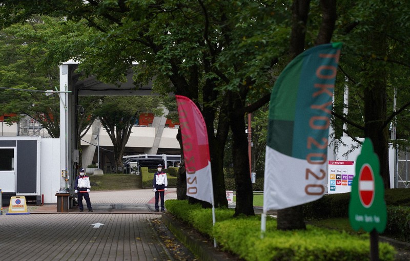「TOKYO2020」の旗が掲げられた福島県営あづま球場=福島市佐原で2021年7月10日午後5時25分、玉城達郎撮影