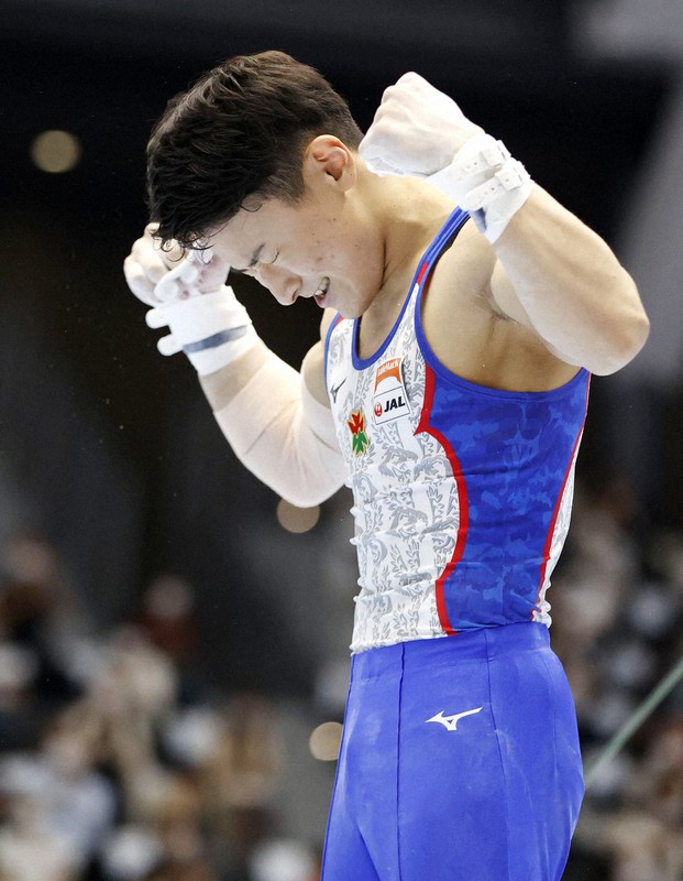 大けがを乗り越えて出場した全日本種目別選手権決勝。最終種目の鉄棒で着地を決め、ガッツポーズをする北園丈琉=群馬県高崎市で2021年6月6日(代表撮影)
