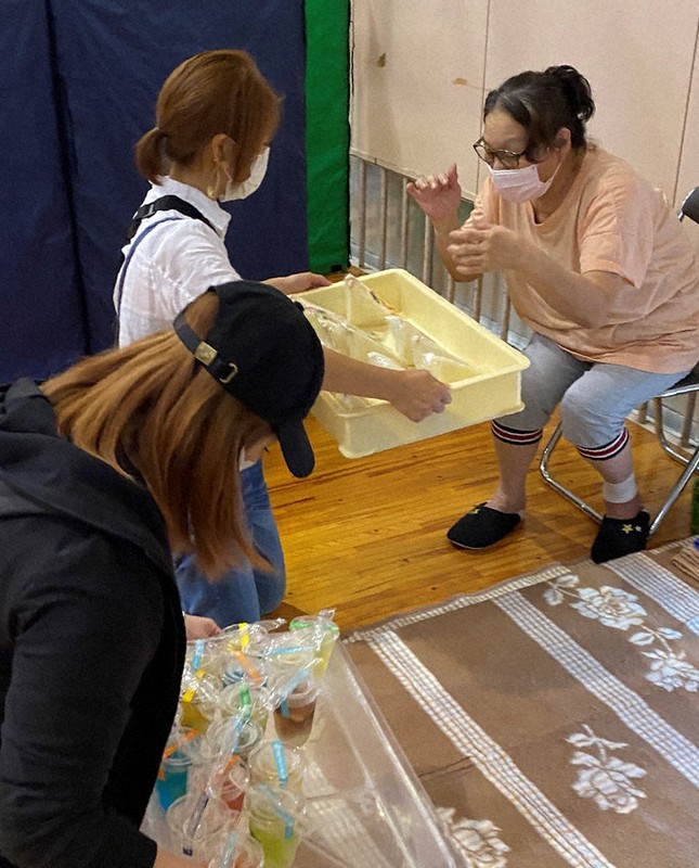 熱海土石流1週間 美容室の無料カットや商品配布 助け合いの輪広がる 避難者に 日常思い出して 静岡 毎日新聞 熱海土石流1週間 美容室の無料カットや商品配布 助け合いの輪広がる 避難者に 日常思い出して 静岡 毎日新聞