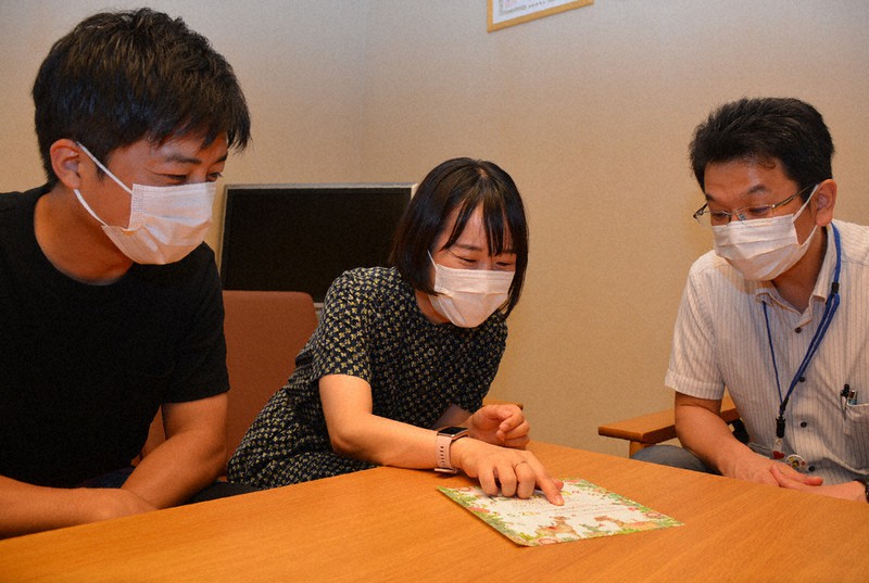イベントを振り返りながら来年以降の構想を練り始めた(右から)渉秀之さん、村岡詩織さん、福間一さん=益田市で2021年1月11日午後0時8分、萱原健一撮影
