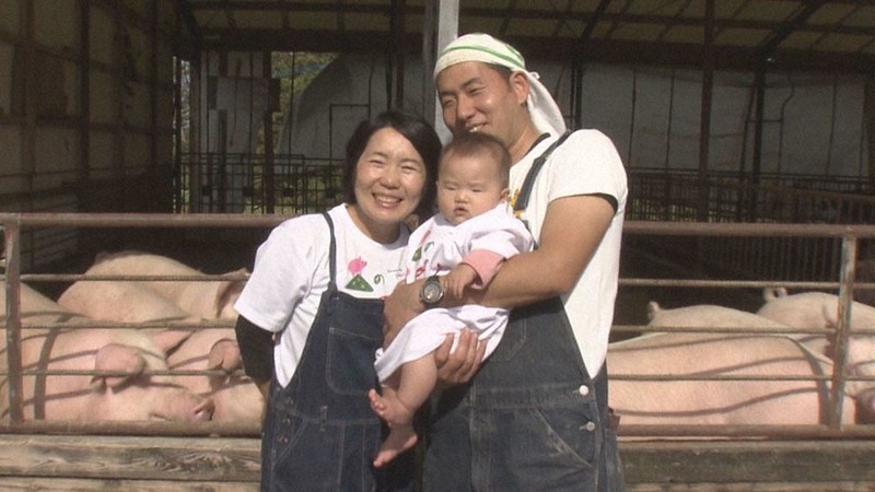 上野活樹さん(右)、妻淳子さん(左)、次女の絢寧(あやね)ちゃん(手前)