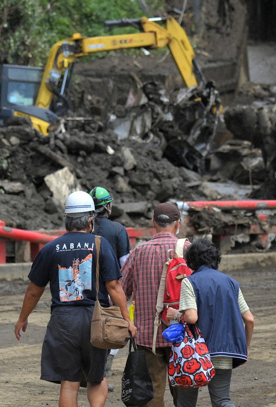 土石流災害の爪痕が残る地域に入る住民ら＝静岡県熱海市伊豆山で2021年7月10日、手塚耕一郎撮影