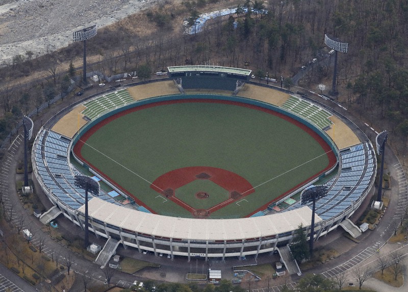 福島県営あづま球場=福島市で2020年1月20日、本社機「希望」から
