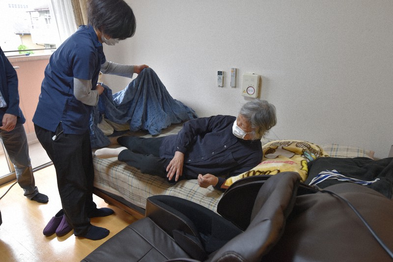 「そんぽの家 国立南」で導入されているセンサー付きベッドに横たわる入居者。心拍数や呼吸数などが計測される=東京都国立市で2021年5月11日、池田美欧撮影