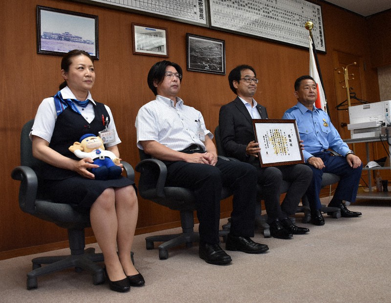感謝状を受け取った中村さん(左端)や北沢さん(左から2人目)ら