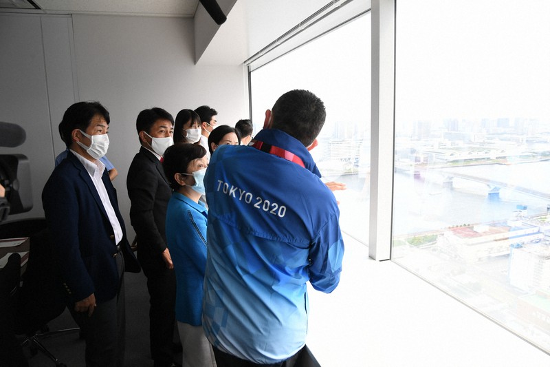 担当者(手前)から説明を受ける野党4党の「東京オリンピック総点検野党合同チーム」のメンバー=立憲民主党提供