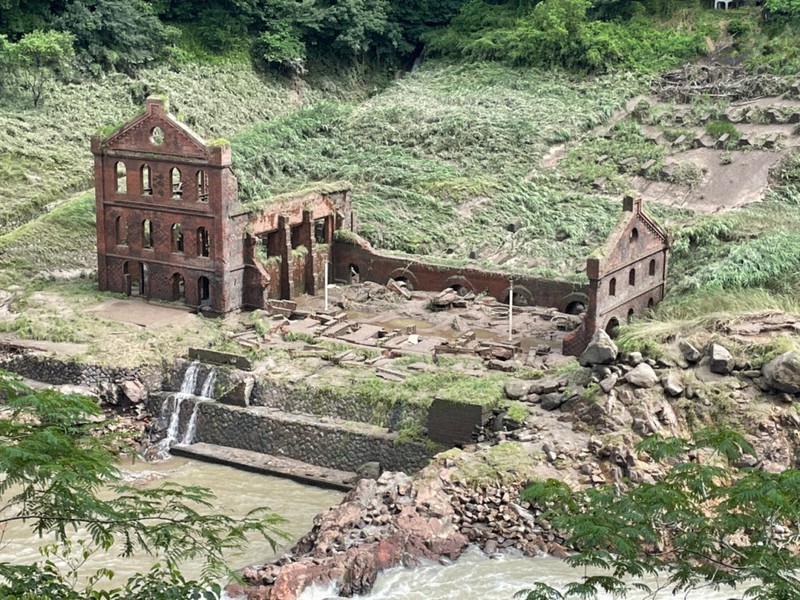 壁が倒壊した曽木発電所遺構=2021年7月11日撮影、鹿児島県伊佐市提供