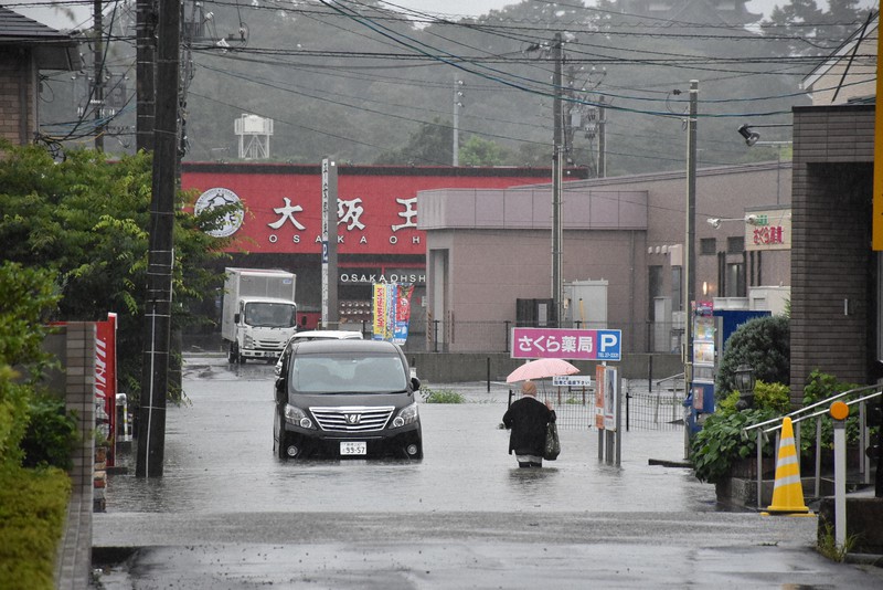 記録的な大雨で冠水した道路=松江市黒田町で2021年7月12日午後0時14分、松原隼斗撮影