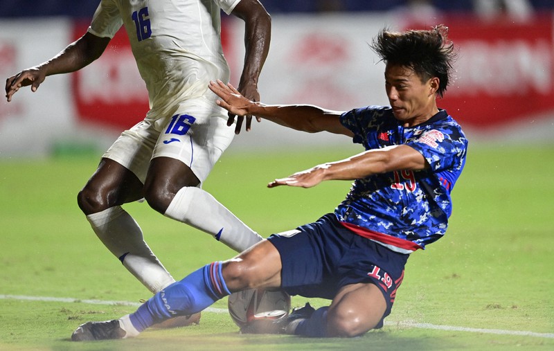 【日本-ホンジュラス】前半、クロスボールに飛び込む林大地(右)=ヨドコウ桜スタジアムで2021年7月12日、藤井達也撮影