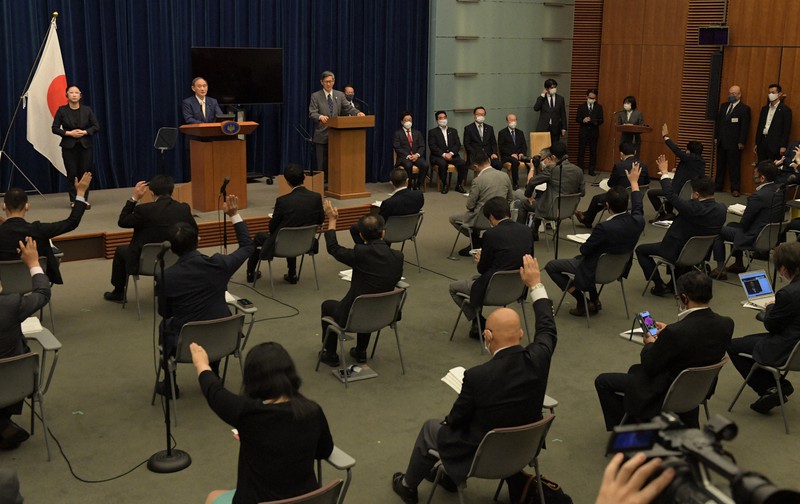 東京都に緊急事態宣言を発令後、記者会見する菅義偉首相(奥左)=首相官邸で2021年7月8日、竹内幹撮影