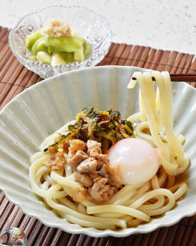 甘辛ゴーヤーの冷やしうどん(手前)とレンチンなす=大阪市北区で2021年6月23日、菱田諭士撮影