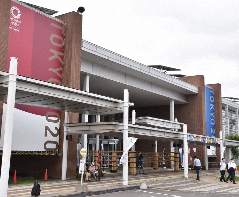 東京オリンピック・パラリンピックの巨大な懸垂幕が掲げられている宮城県利府町役場=同所で2021年7月12日、滝沢一誠撮影