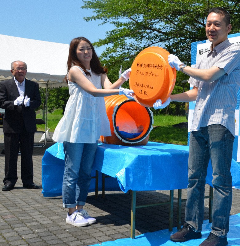 タイムカプセルを空けた広瀬由布子さん(中央)や神田真秋さん(左)ら=愛知県一宮市光明寺の光明寺公園で2021年7月11日、川瀬慎一朗撮影
