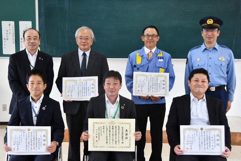 表彰状や感謝状を手にする人たち=京都府舞鶴署東庁舎で、塩田敏夫撮影