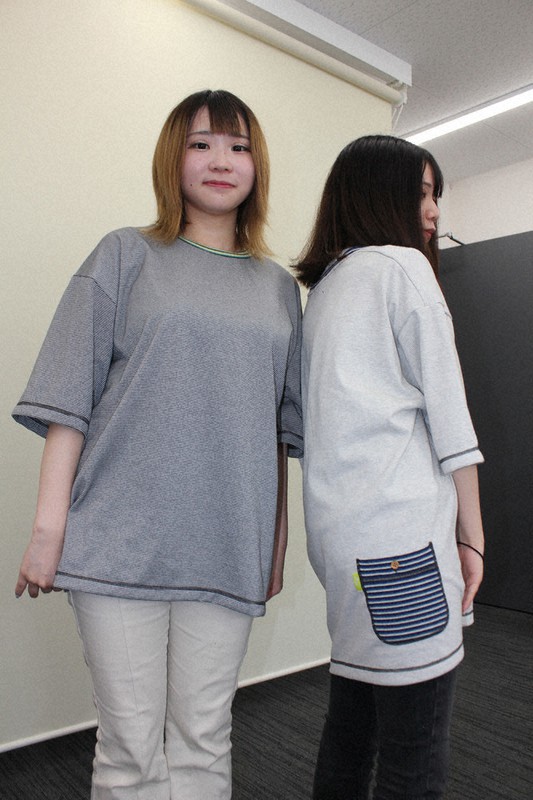 完成したTシャツを着た東亜大の学生