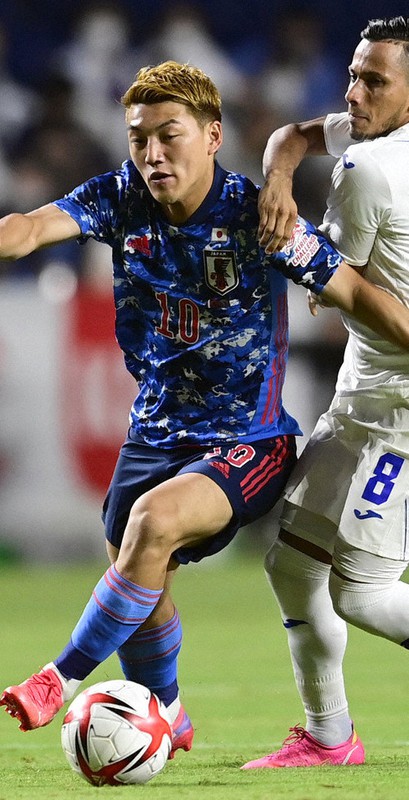 【日本-ホンジュラス】前半、ドリブルを仕掛ける堂安(左)=藤井達也撮影