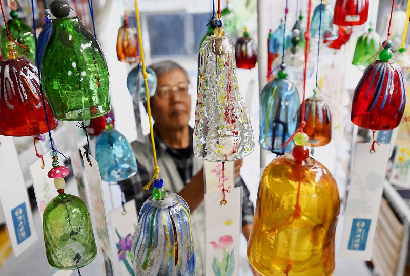 コーラや化粧品の瓶が風鈴に 涼しげな見た目と音色を楽しんで [写真
