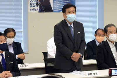 立憲民主党常任幹事会で発言する枝野幸男代表（中央）＝衆院第2議員会館で2021年7月13日午後3時4分、竹内幹撮影